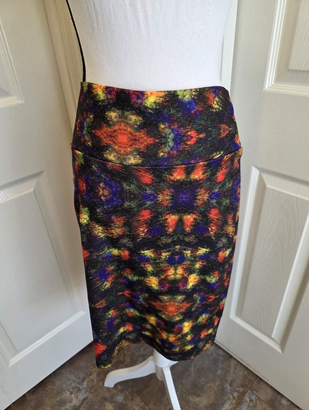 LULAROE COLORFUL ABSTRACT SKIRT, SIZE M, NEW
